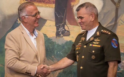 El ministro defensa de  de Colombia, Iván Velásquez Gómez, (izq), saluda a su homólogo de Venezuela, Vladimir Padrino López en un encuentro en  Caracas.