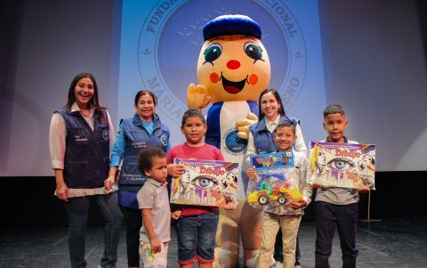 Varios de los niños aparecen junto a Hormy la mascota institucional de la fundación.