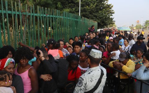 La urgencia de los migrantes por salir de la frontera sur de México y cruzar el país se eleva el último día de vigencia del Título 42 en Estados Unidos.