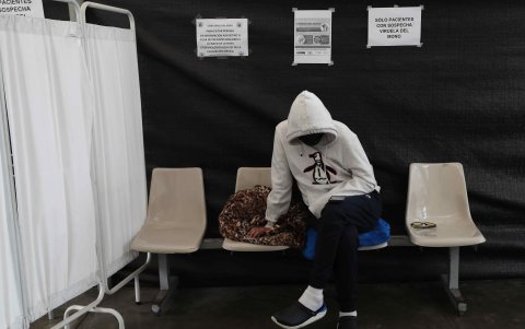 Foto de archivo (26/08/2022) de un paciente que espera para ser atendido tras ser diagnosticado con la viruela del mono en Lima.