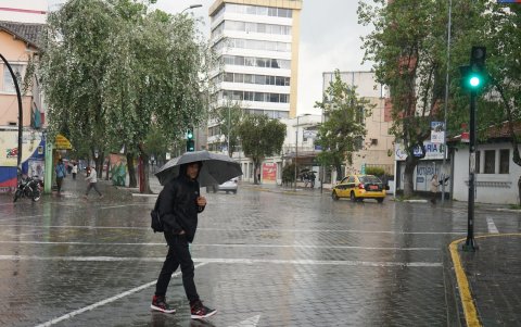 Semáforo. Otra escena común es ver a peatones que no respetan el semáforo en verde para conductores.