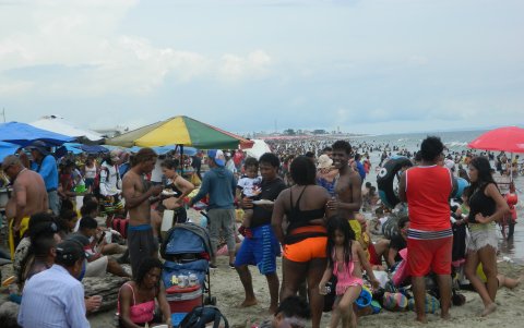 Los turistas exigen regular a los vendedores informales. En el mar, a veces hay tantos que no facilitan el paso a nadie.