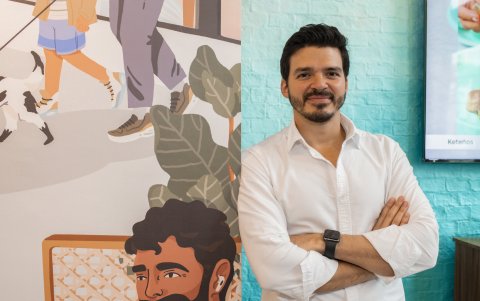 Amante de la música de los 80, de la serie Succession y de la actriz Emma Watson.