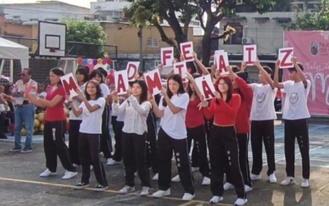 Con pedazos de cartulinas, los estudiantes formaron mensajes de. 'Feliz día mamá'