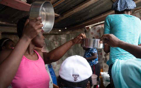 Personas buscan alimentos en una calle de Delmas, el 11 de mayo del 2023, en Puerto Príncipe (Haití.