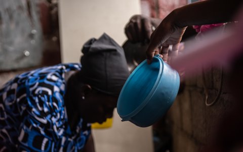 Personas buscan alimentos en Puerto Príncipe, Haití sufre de un grave problea, de todo índole  Sabin