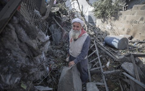 Un hombre junto a los escombros de la casa destruida de la familia Abu Taha tras un ataque aéreo israelí en Beit Lahia, al norte de la Franja de Gaza, el 12 de mayo de 2023.