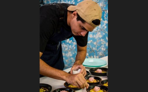 El chef Juan Camilo Samán da los últimos toques a uno de sus platos,