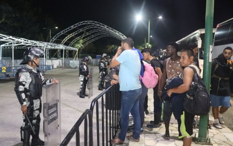 Migrantes protestan   tras la suspensión de permisos para transitar por el país, hoy, en el Centro de Atención Provisional del Instituto Nacional de Migración (INM), en Tapachula (México).