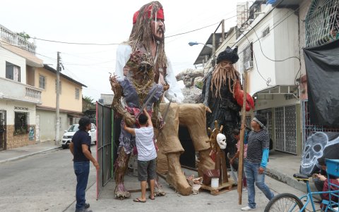 Los artesanos trabajaron duro por lograr elaborar los monigotes