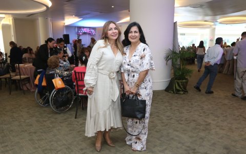 Patricia Mármol y Lupe de Mármol.