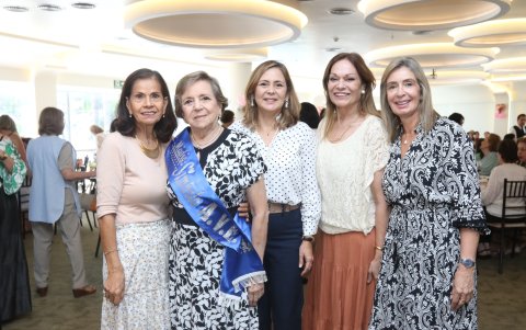 Magdalena de Peñaherrera, Grace de Morla (elegida Madre Símbolo), Meche Ycaza, Lucía de Chávez y Verónica de Holguín.
