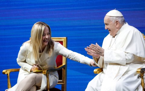 la primera ministra italiana, Giorgia Meloni, hace bromas al papa