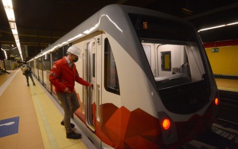 Incompleto. Ni las paradas ni los trenes se ocupan en su totalidad, generando lapsos largos de espera.
