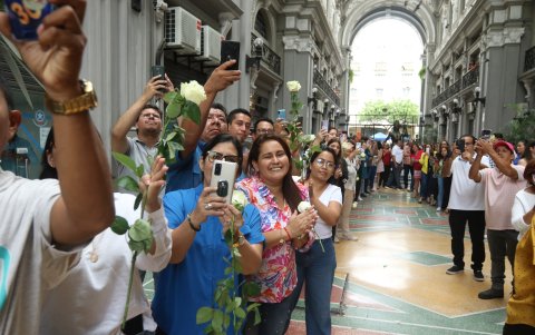 Acto. La 'calle' de honor se formó en el Municipio.