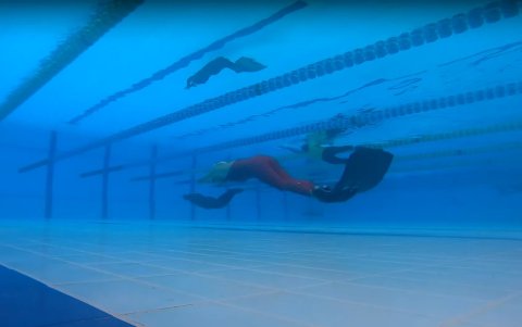 La apnea con monoaleta consiste en desplazarse aguantando la respiración.