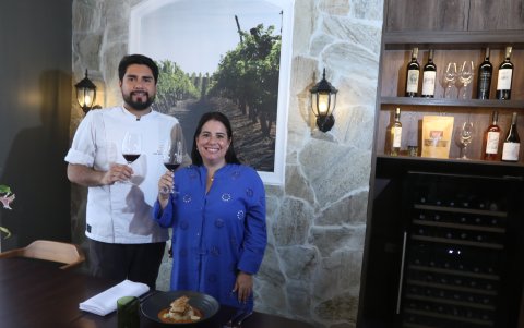 Ejecutivos. El chef Luis Zerón y la subgerente de Dos Hemisferios, Carla Artiñano.