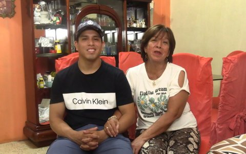 Desde este año, Allan juega para El Nacional. Cuenta con el apoyo de su madre.