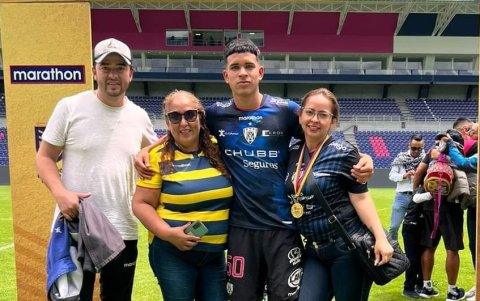 Kendry Páez junto a su madre (d) y otros familiares, tras un partido con Independiente del Valle.