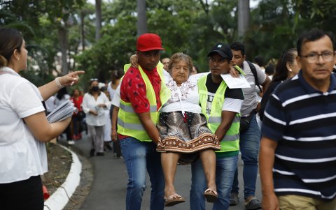 Jacinta Beltrán recibió ayuda para subir hasta el santuario de la Virgen de Schoenstatt.