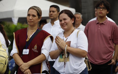 El rezo del santo rosario antecedió la misa oficiada por el arzobispo de Guayaquil, Luis Cabrera.