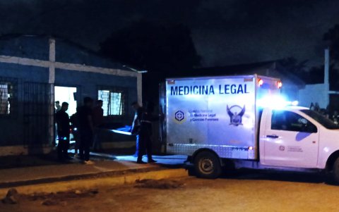 Agentes de la Policía realizaron el levantamiento del cuerpo de alias 'Roquita'.