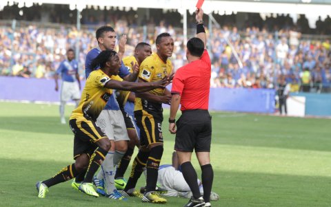 Carlos Vera impartiendo justicia durante uno de sus primeros Clásicos del Astillero entre Barcelona y Emelec.
