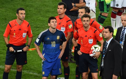 Vera (detrás de Messi) en el partido final del Mundial Brasil 2014 entre Alemania y Argentina.
