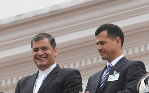Vera junto al presidente Rafael Correa en un cambio de mando. El exreferi incursionó en la política.
