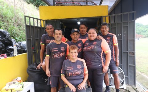 Mami Meche con todos los compañeros con los que trabaja en esa área importan del equipo más popular del país.