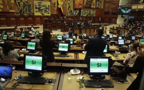 96 legisladores votaron a favor de la reelección de Saquicela.