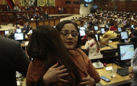 La legisladora Viviana Veloz es felicitada por una de sus coidearias luego de conocer los resultados de su elección.