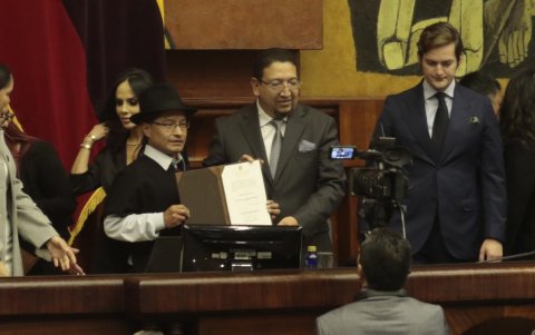 Salvador Maita recibe su credencial como segundo vocal del CAL.