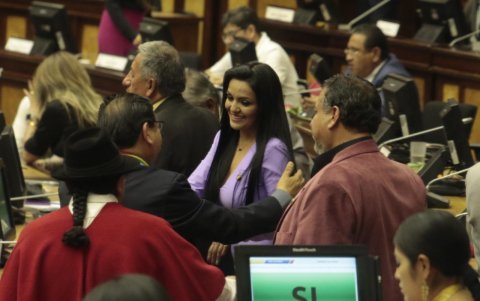 La legisladora Yeseña Guamaní es felicitada por sus colegas.