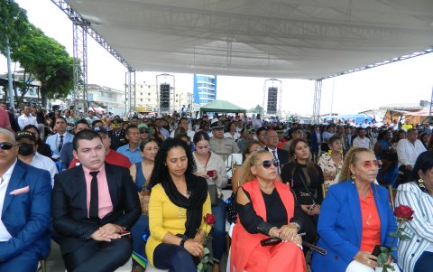 La ceremonia de posesión del nuevo concejo cantonal se efectuó en el malecón de Playas.