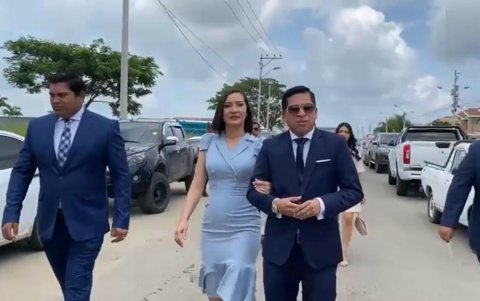 El alcalde Darío Macas llegó a la ceremonia acompañado de su esposa y otros familiares.