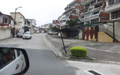 Esta señal de tránsito dañada está ubicada en la Sexta y Dátiles, Urdesa.