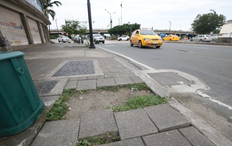 En la avenida Plaza Dañín y la avenida de Las Américas han desaparecido algunos adoquines de esta zona regeneradas: mientras que otros están levantados y obstruyen el paso.