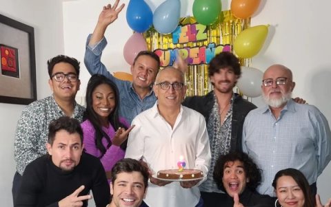 Marco Tapia con sus amigos en México.