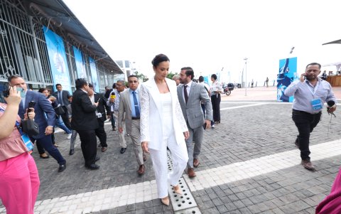 La prefecta electa del Guayas, Marcela Aguiñaga, también asistió a la posesión de Álvarez.