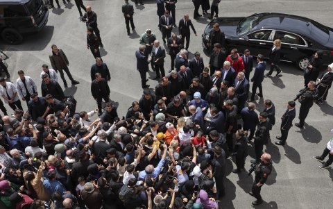 El presidente turco Tayyip Erdogan y su esposa Emine Erdogan se reúnen con seguidores en las afueras de un recinto electoral.