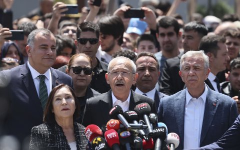 El candidato presidencial Kemal Kilicdaroglu (C) habla a los medios y a sus partidarios luego de votar en Amkara.