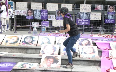 La diligencia se realiza en la sala 206 del Complejo Judicial Norte y en los exteriores permanecen colectivos feministas y familiares.