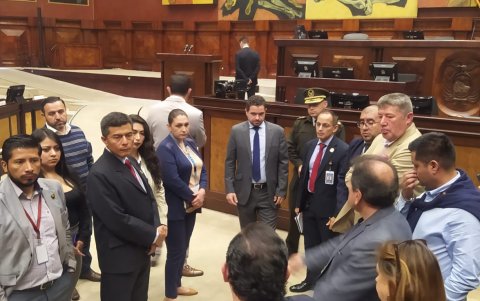 Al fondo el podio que usará el presidente Guillermo Lasso en su comparecencia a la Asamblea.