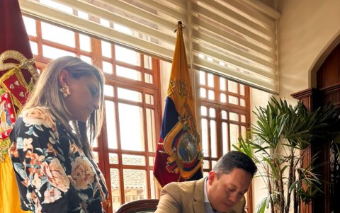 Cristian Zamora durante la firma de los primeros documentos como alcalde de Cuenca.