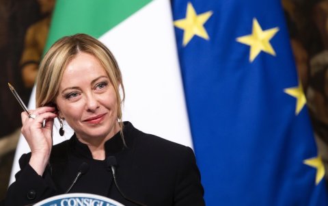 La primer ministra italiana, Giorgia Meloni es criticada por los alcaldes en el tema migratorio.