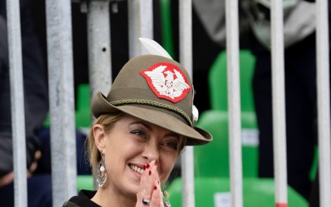 La primera ministra italiana, Giorgia Meloni, con el sombrero típico de los Alpini