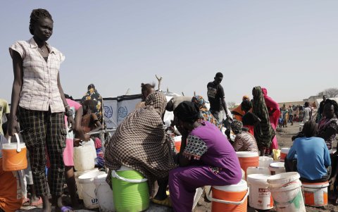 Los combates hacen que la gente emigre en Sudán busca de refugios.