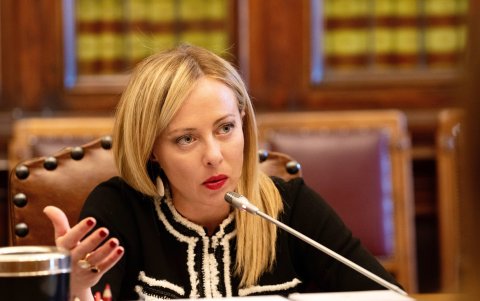 La primera ministra ultraderechista Giorgia Meloni en su despacho oficial en el palacio de Chigi