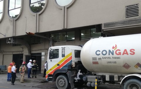 El tanquero de gas estaba abasteciendo a un hotel del centro de la ciudad, cuando se presentó el percance.